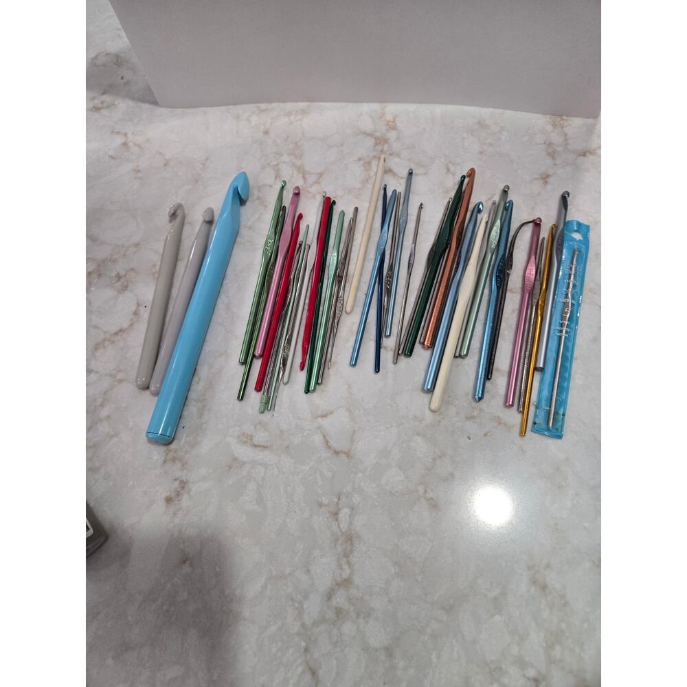 37 Metal Plastic Crochet Hooks Needles Crafting Susan Bates Boye Mixed Sizes